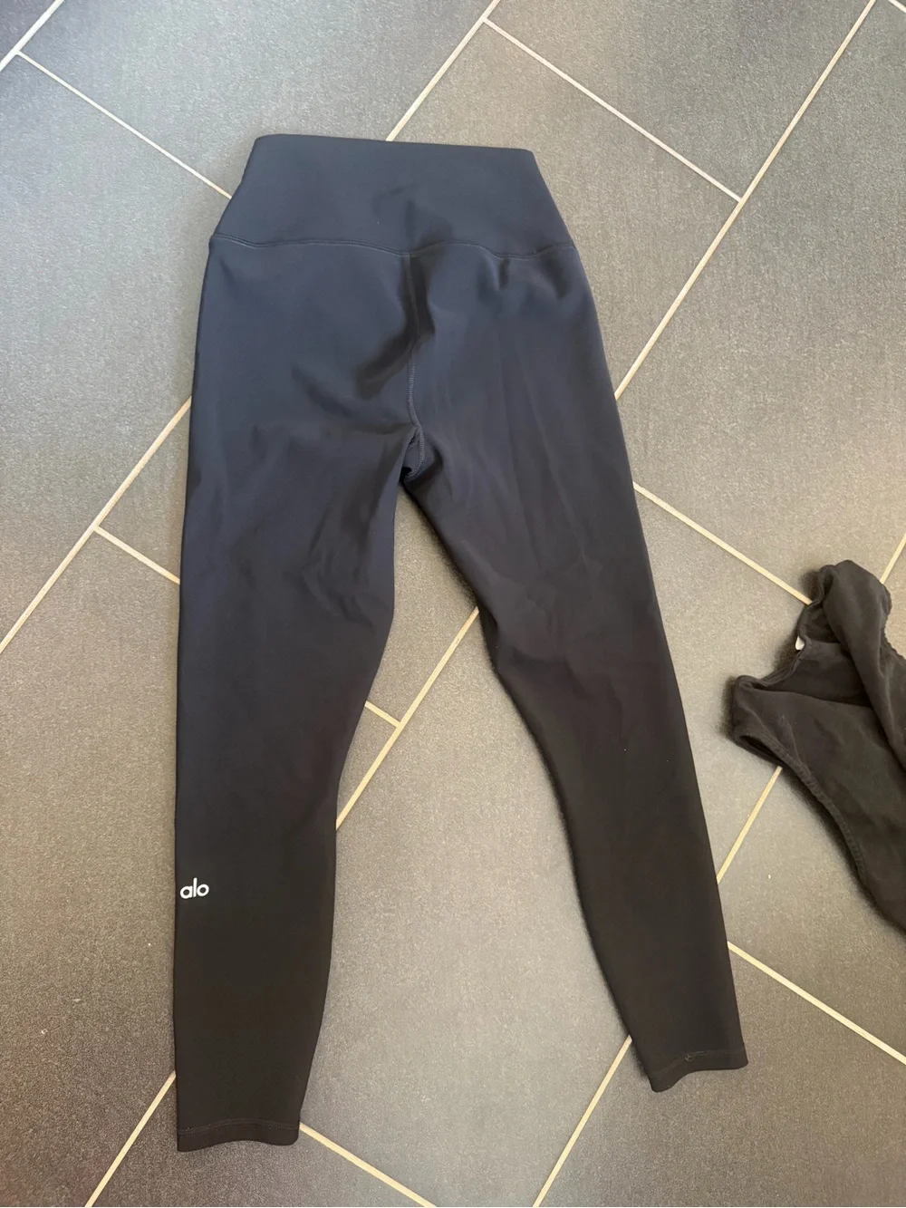 ALO Yoga Black 7/8 Ripped Warrior Leggings size small EUC